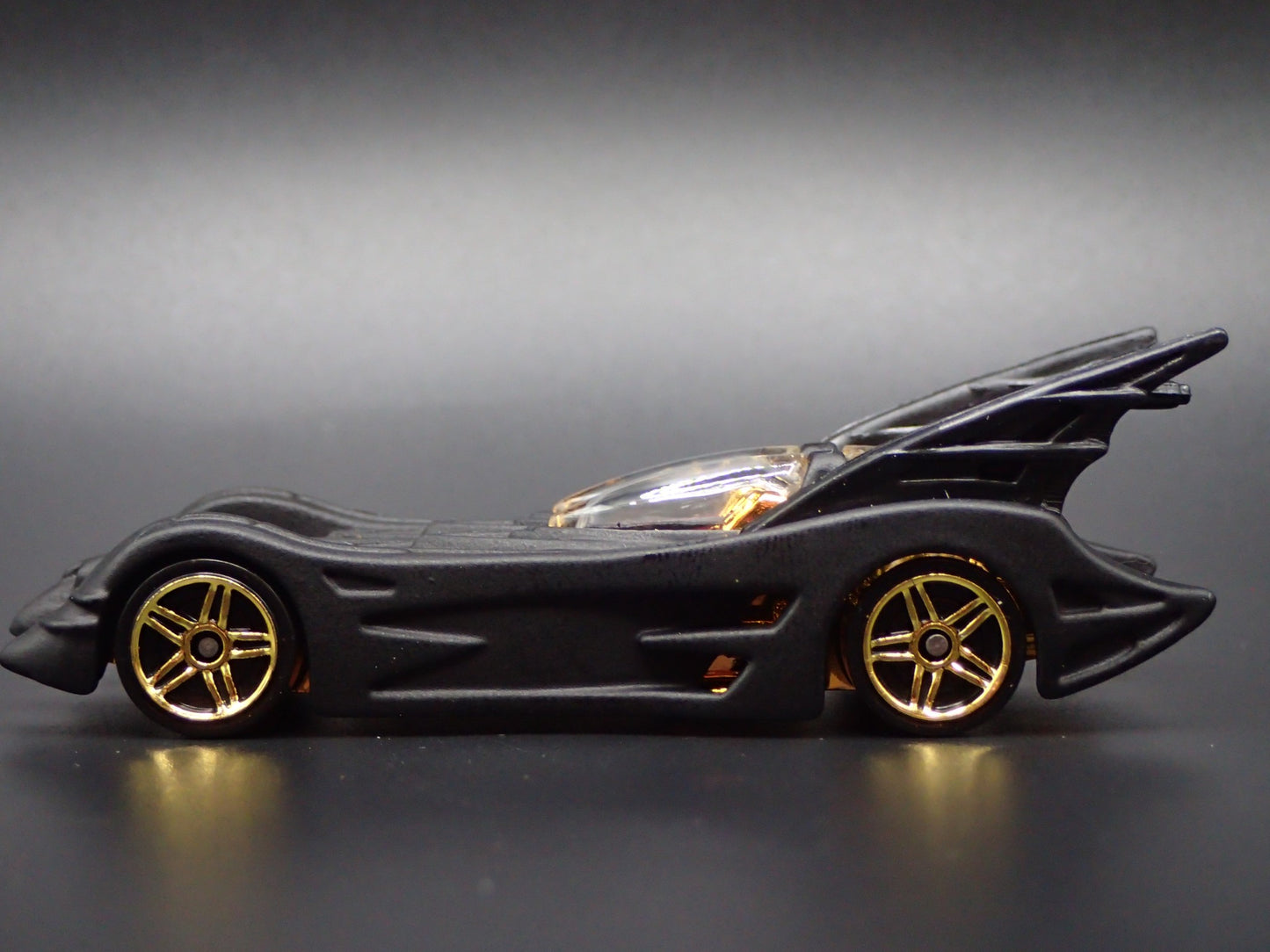 BATMAN BATMOBILE BLACK RARE 1:64 SCALE COLLECTIBLE DIORAMA DIECAST MODEL CAR