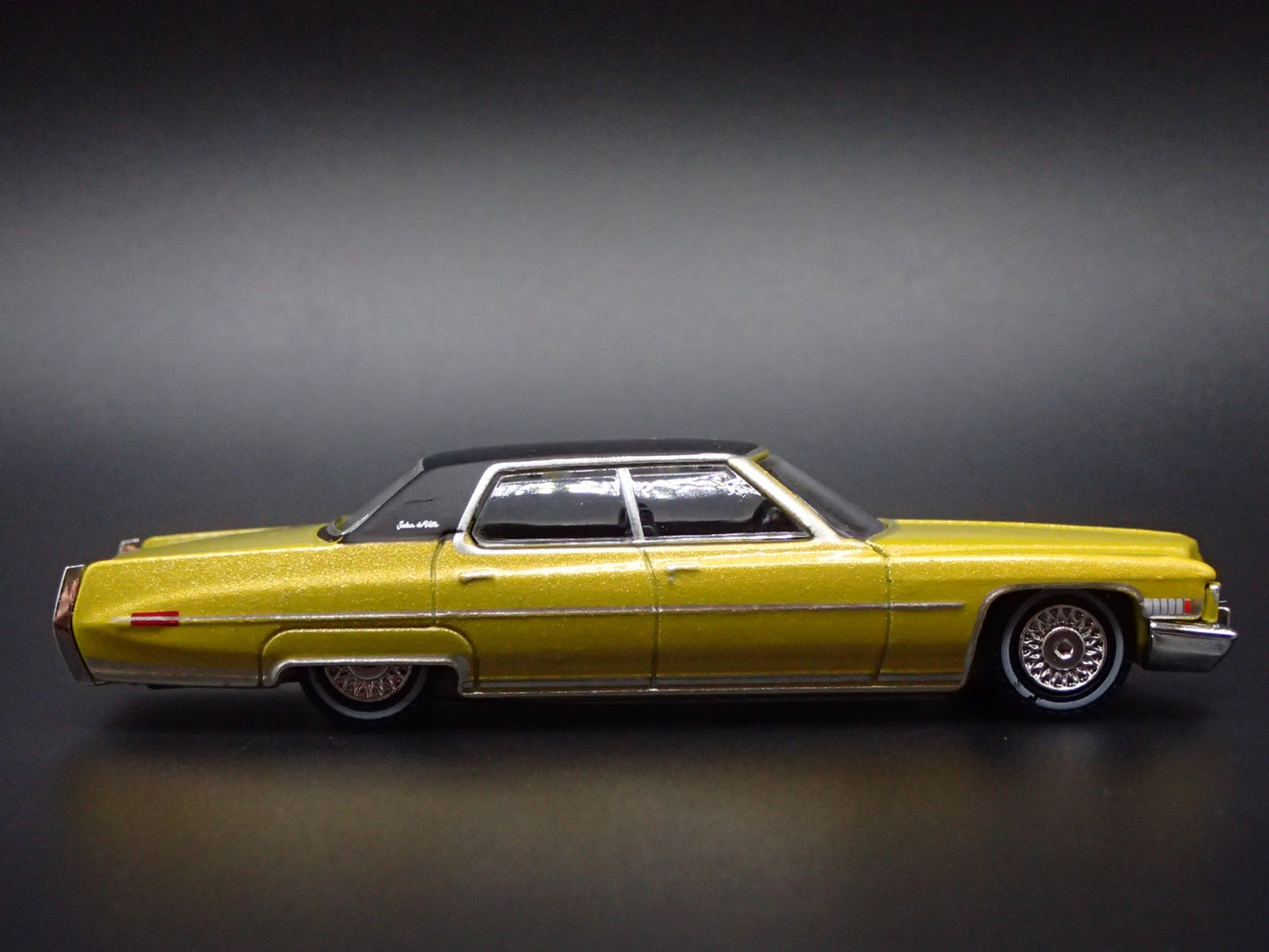 1971 71 CADILLAC CADDY SEDAN DEVILLE 4 DOOR 1:64 SCALE DIORAMA DIECAST MODEL CAR