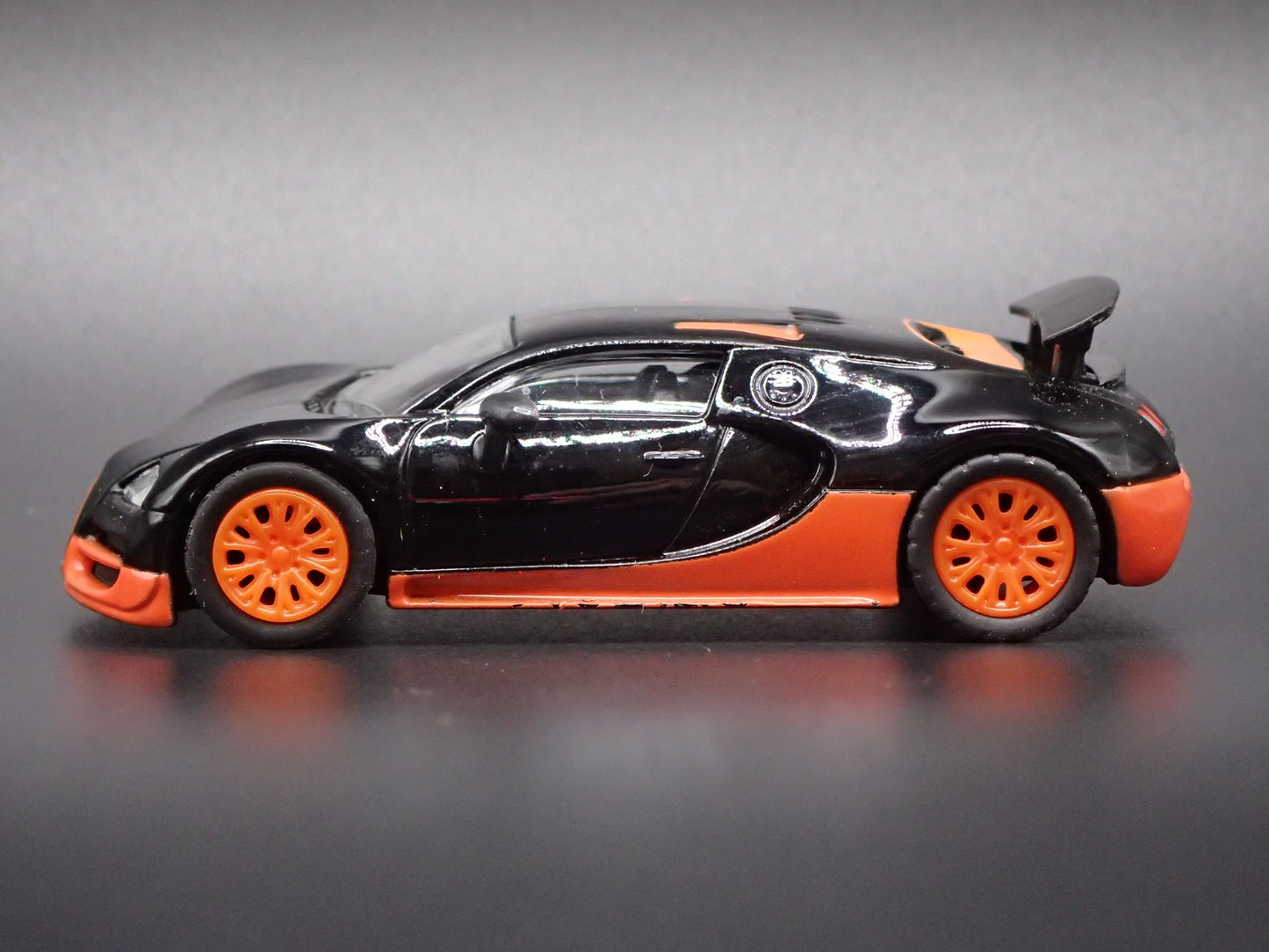 2005-2011 BUGATTI VEYRON SUPER CAR BLACK 1:64 SCALE DIORAMA DIECAST MODEL CAR