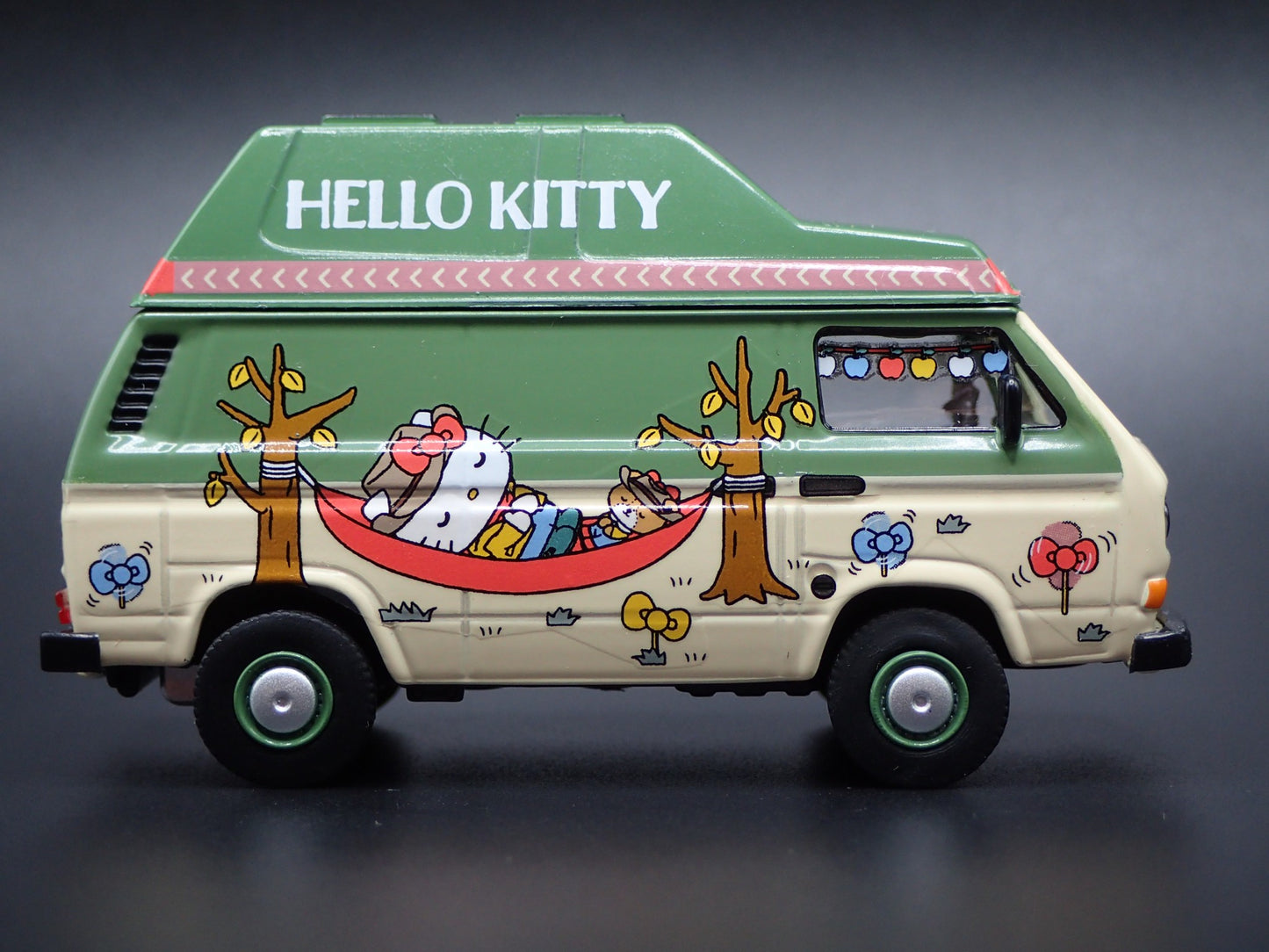 VW VOLKSWAGEN T3 VAN HELLO KITTY CAMPING 1/64 SCALE DIORAMA DIECAST MODEL CAR