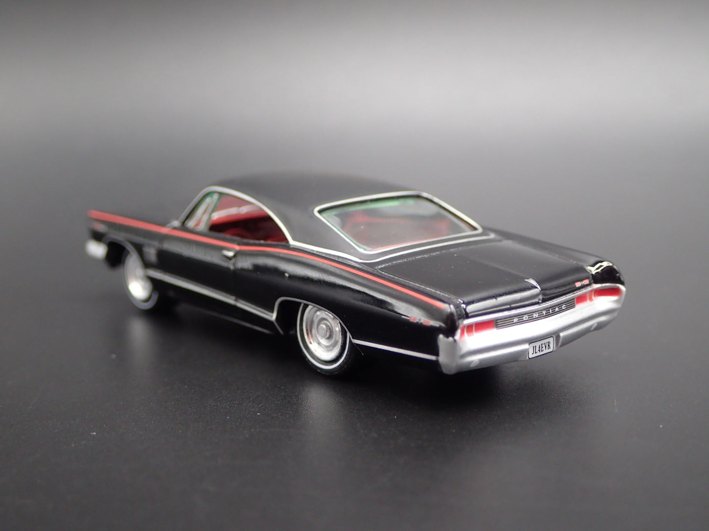 1965 65 PONTIAC CATALINA 2+2 1/64 SCALE COLLECTIBLE DIORAMA DIECAST MODEL CAR