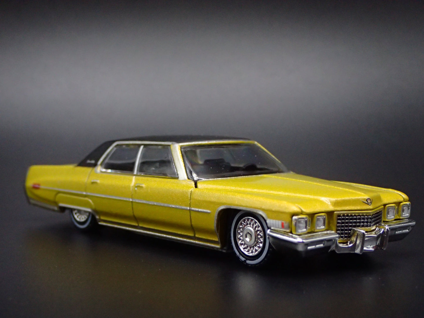 1971 71 CADILLAC CADDY SEDAN DEVILLE 4 DOOR 1:64 SCALE DIORAMA DIECAST MODEL CAR