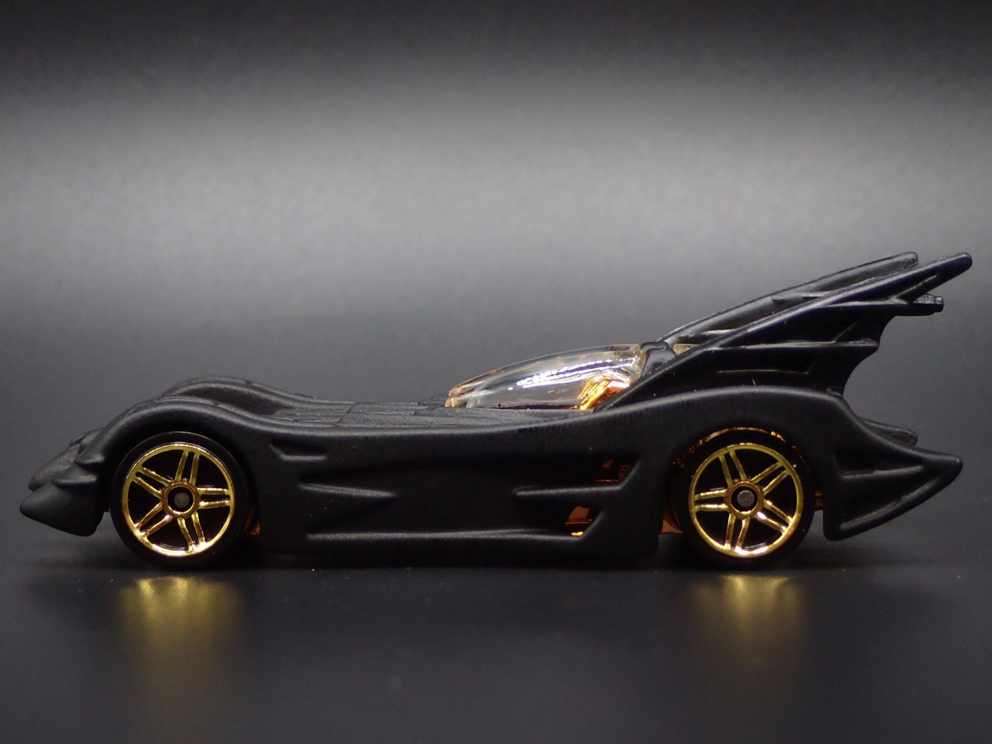 BATMAN BATMOBILE BLACK RARE 1:64 SCALE COLLECTIBLE DIORAMA DIECAST MODEL CAR