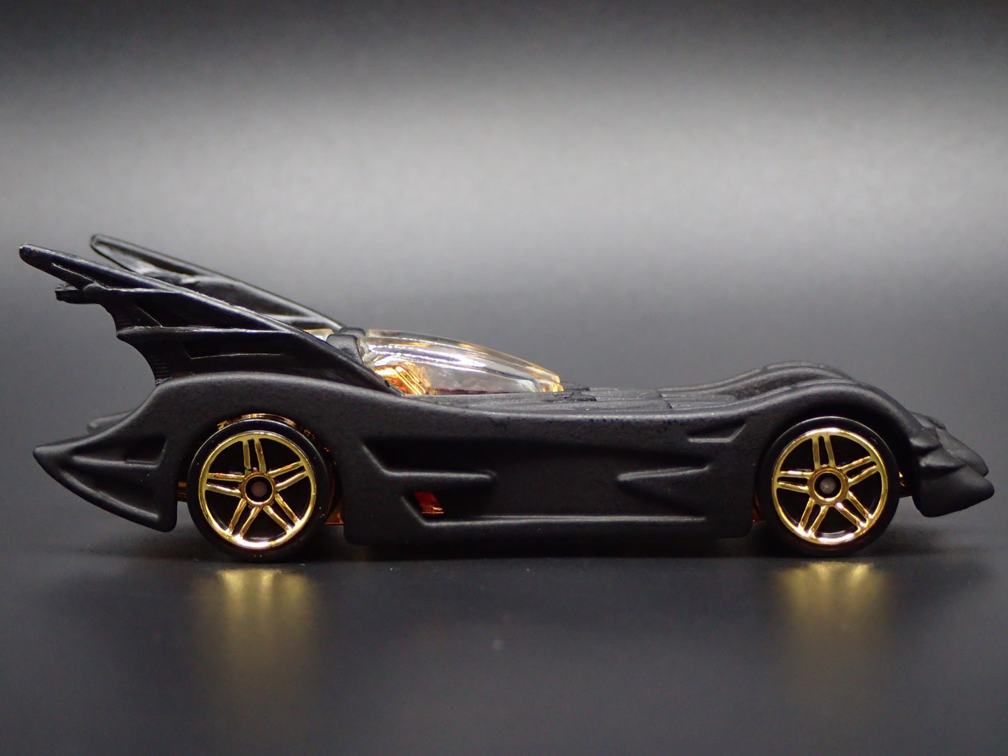 BATMAN BATMOBILE BLACK RARE 1:64 SCALE COLLECTIBLE DIORAMA DIECAST MODEL CAR