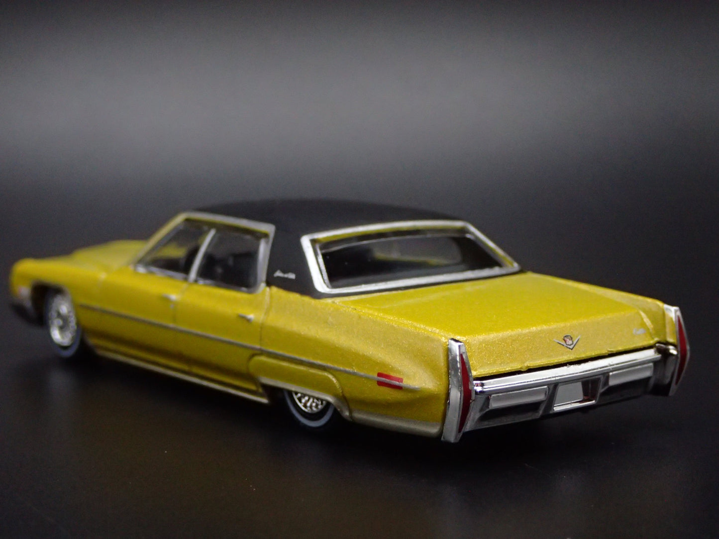 1971 71 CADILLAC CADDY SEDAN DEVILLE 4 DOOR 1:64 SCALE DIORAMA DIECAST MODEL CAR