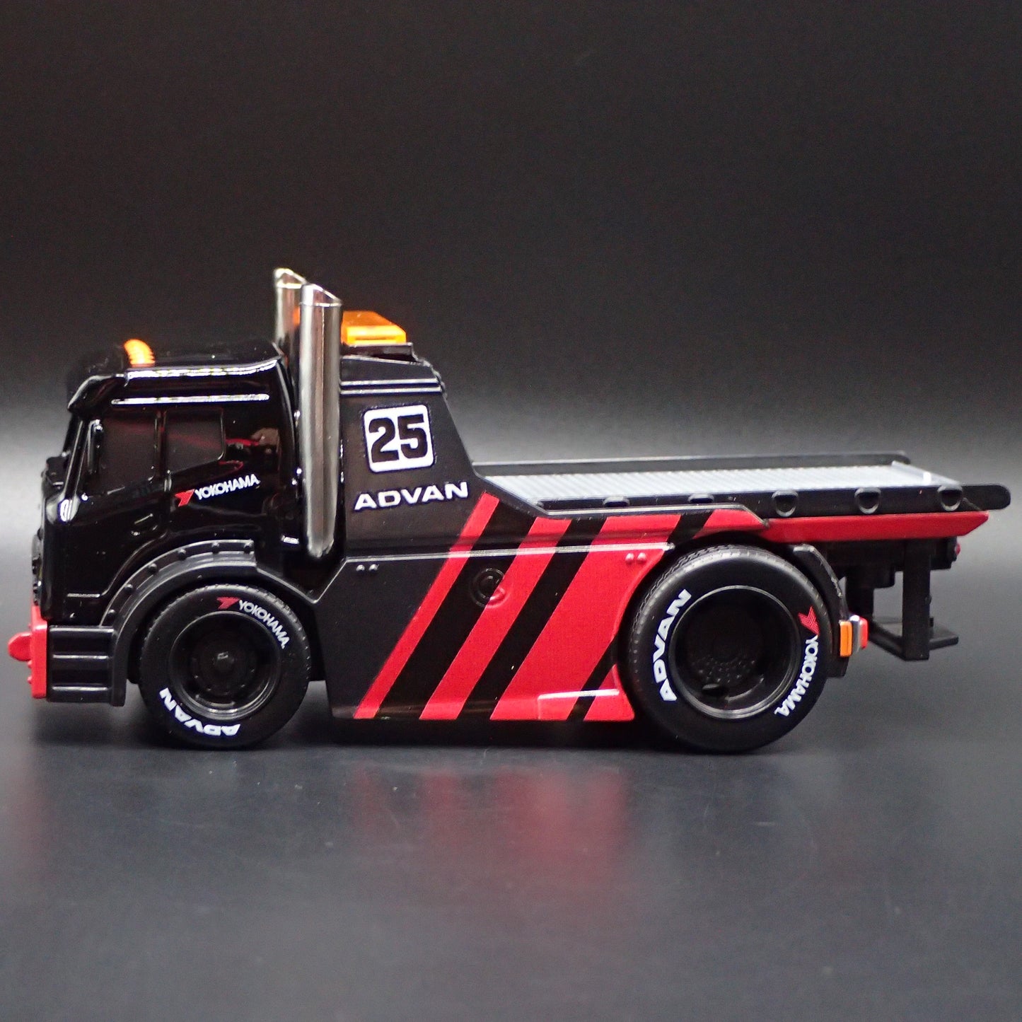 MODERN FLATBED TRUCK TOW ADVAN YOKOHAMA 1:64 SCALE DIORAMA DIECAST MODEL CAR