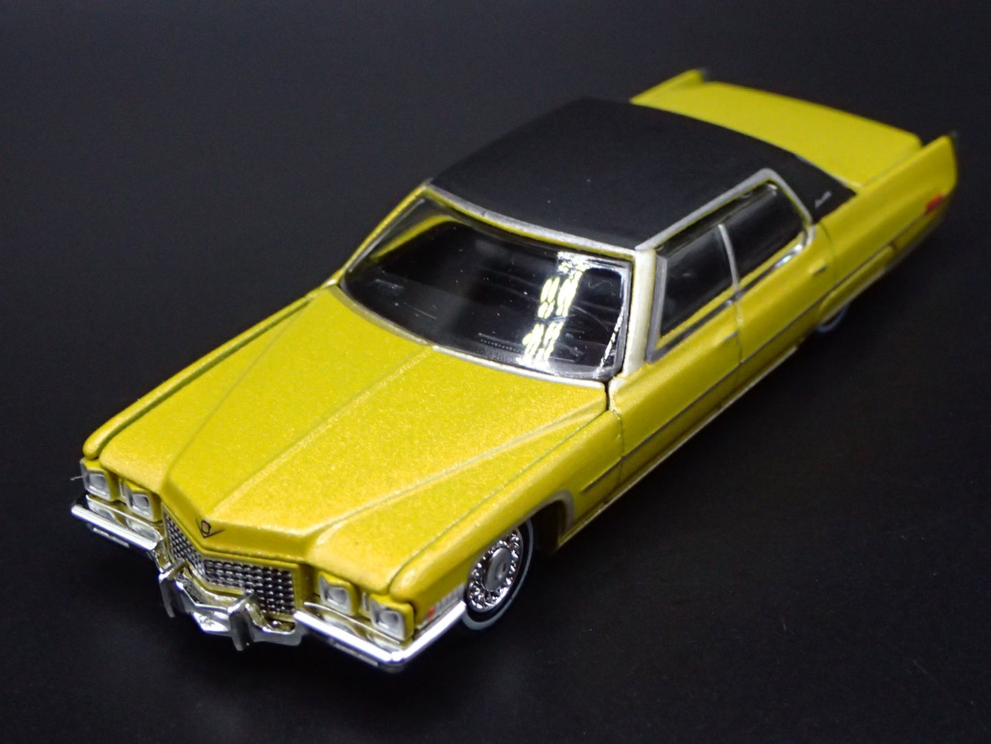 1971 71 CADILLAC CADDY SEDAN DEVILLE 4 DOOR 1:64 SCALE DIORAMA DIECAST MODEL CAR