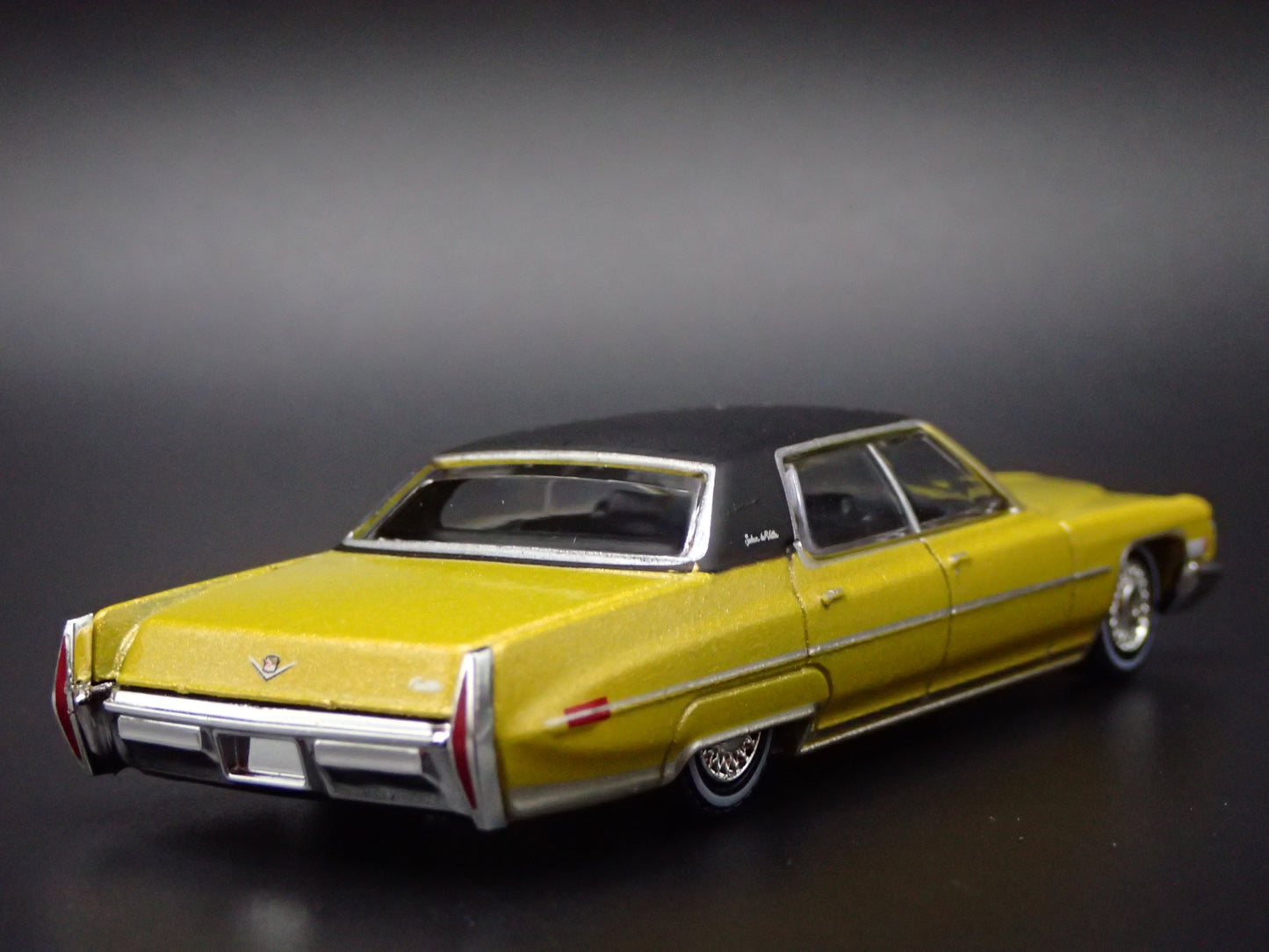 1971 71 CADILLAC CADDY SEDAN DEVILLE 4 DOOR 1:64 SCALE DIORAMA DIECAST MODEL CAR