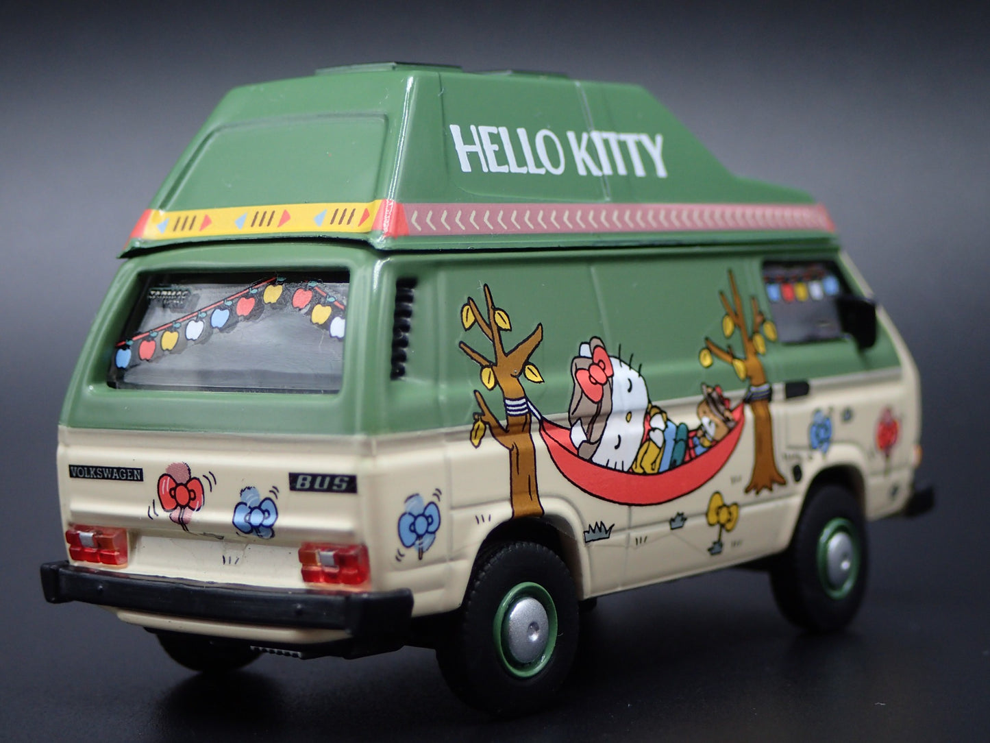 VW VOLKSWAGEN T3 VAN HELLO KITTY CAMPING 1/64 SCALE DIORAMA DIECAST MODEL CAR