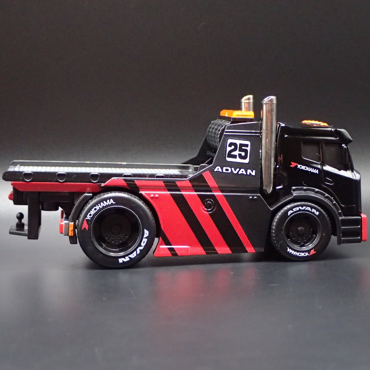 MODERN FLATBED TRUCK TOW ADVAN YOKOHAMA 1:64 SCALE DIORAMA DIECAST MODEL CAR