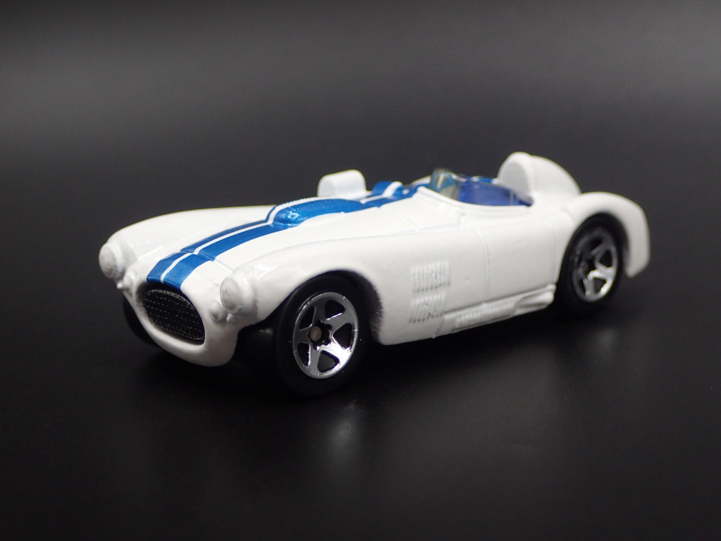 1952-1956 CUNNINGHAM C4R RACE CAR WHITE 1:64 SCALE DIORAMA DIECAST MODEL CAR