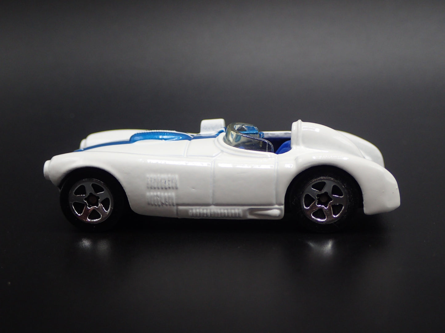 1952-1956 CUNNINGHAM C4R RACE CAR WHITE 1:64 SCALE DIORAMA DIECAST MODEL CAR