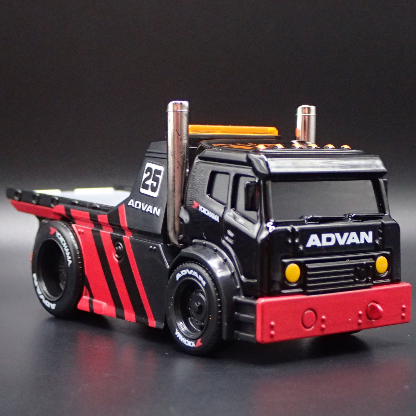 MODERN FLATBED TRUCK TOW ADVAN YOKOHAMA 1:64 SCALE DIORAMA DIECAST MODEL CAR
