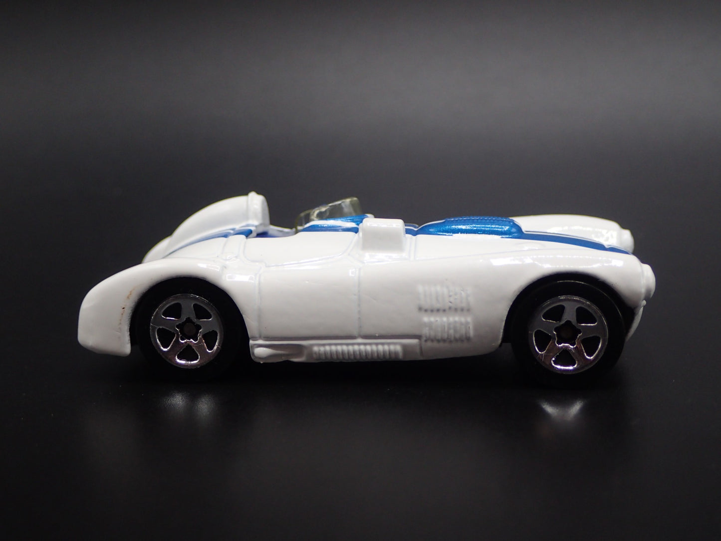 1952-1956 CUNNINGHAM C4R RACE CAR WHITE 1:64 SCALE DIORAMA DIECAST MODEL CAR