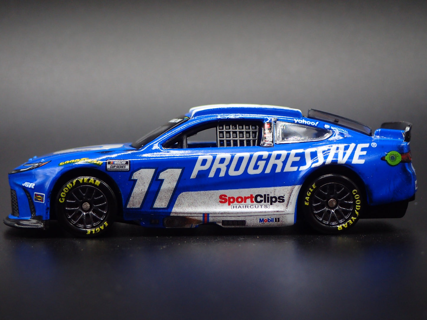 2025 25 TOYOTA CAMRY 11 DENNY HAMLIN PROGRESSIVE NASCAR 1:64 DIECAST MODEL CAR