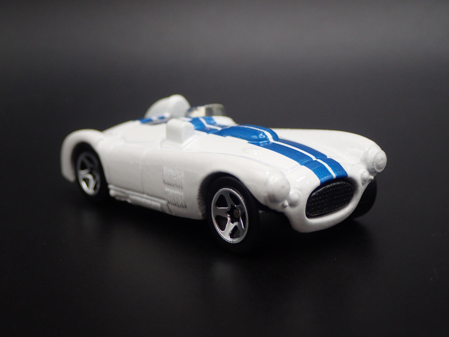 1952-1956 CUNNINGHAM C4R RACE CAR WHITE 1:64 SCALE DIORAMA DIECAST MODEL CAR