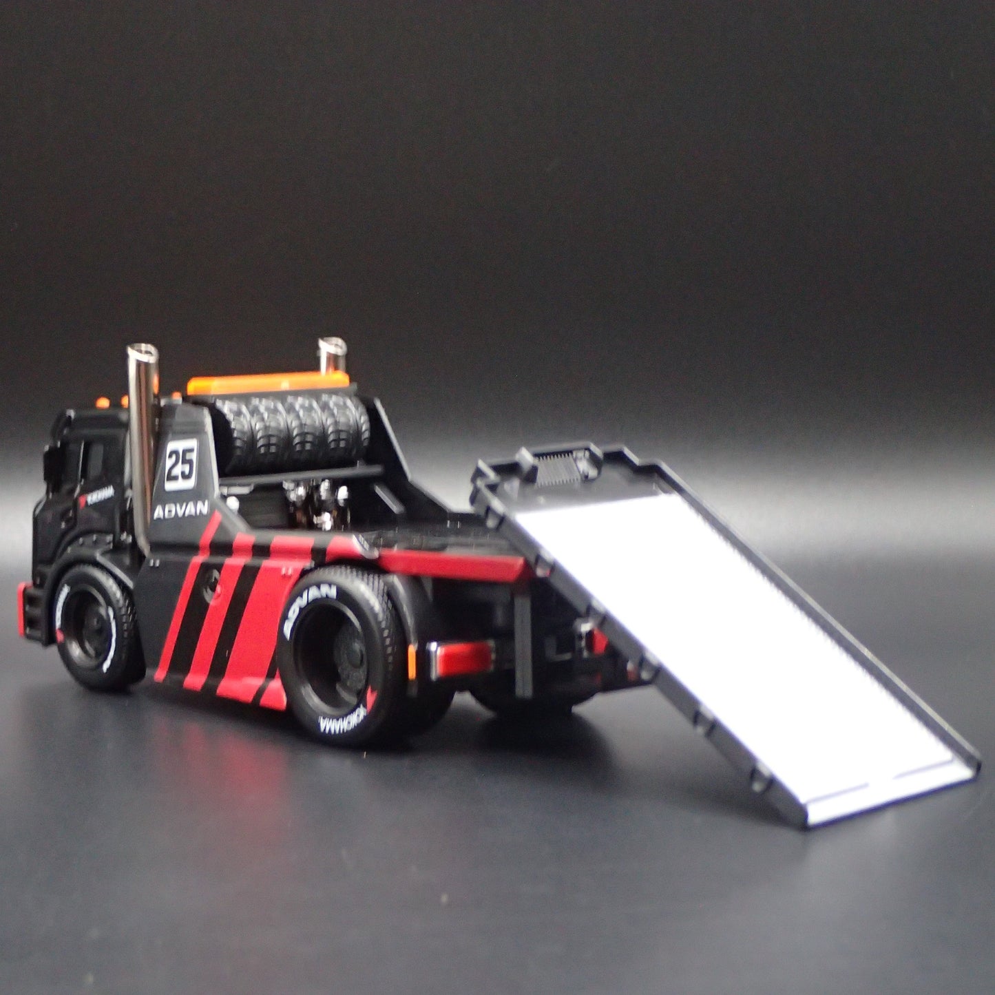 MODERN FLATBED TRUCK TOW ADVAN YOKOHAMA 1:64 SCALE DIORAMA DIECAST MODEL CAR