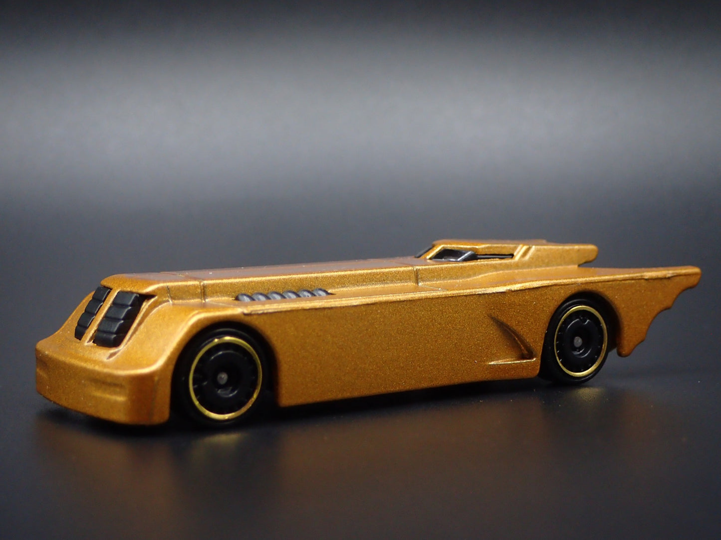 BATMAN THE ANIMATED SERIES BATMOBILE GOLD 1:64 SCALE DIORAMA DIECAST MODEL CAR