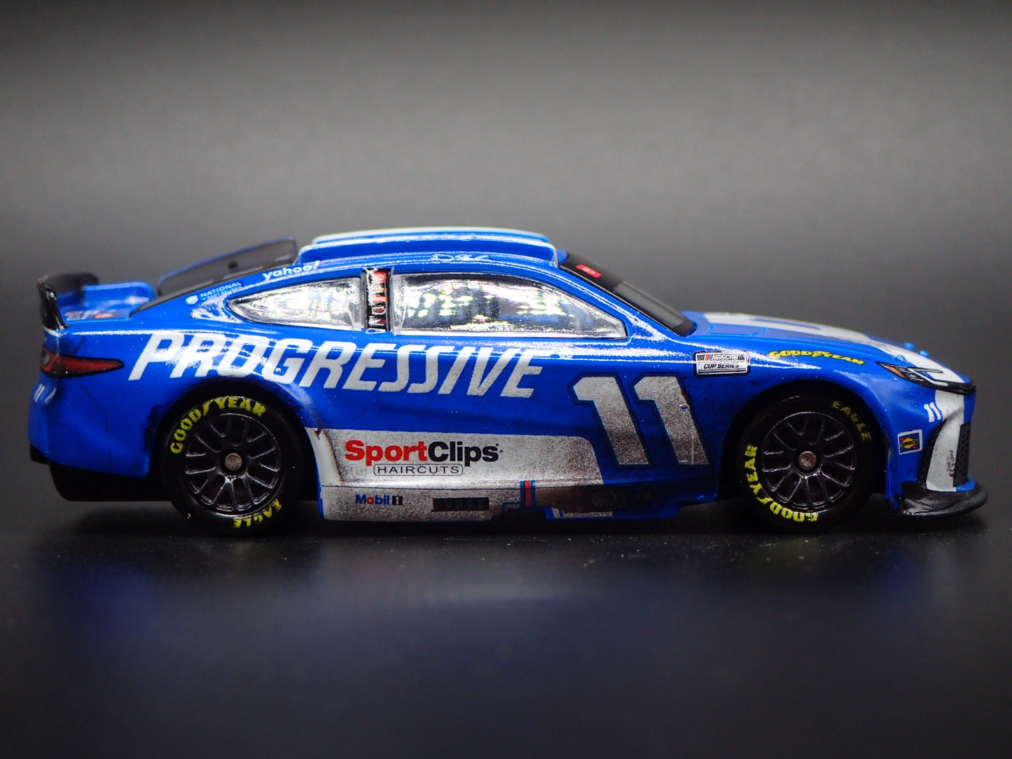 2025 25 TOYOTA CAMRY 11 DENNY HAMLIN PROGRESSIVE NASCAR 1:64 DIECAST MODEL CAR