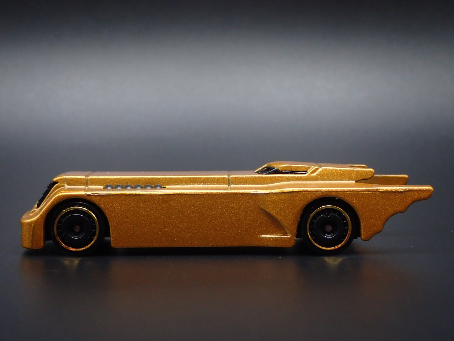 BATMAN THE ANIMATED SERIES BATMOBILE GOLD 1:64 SCALE DIORAMA DIECAST MODEL CAR