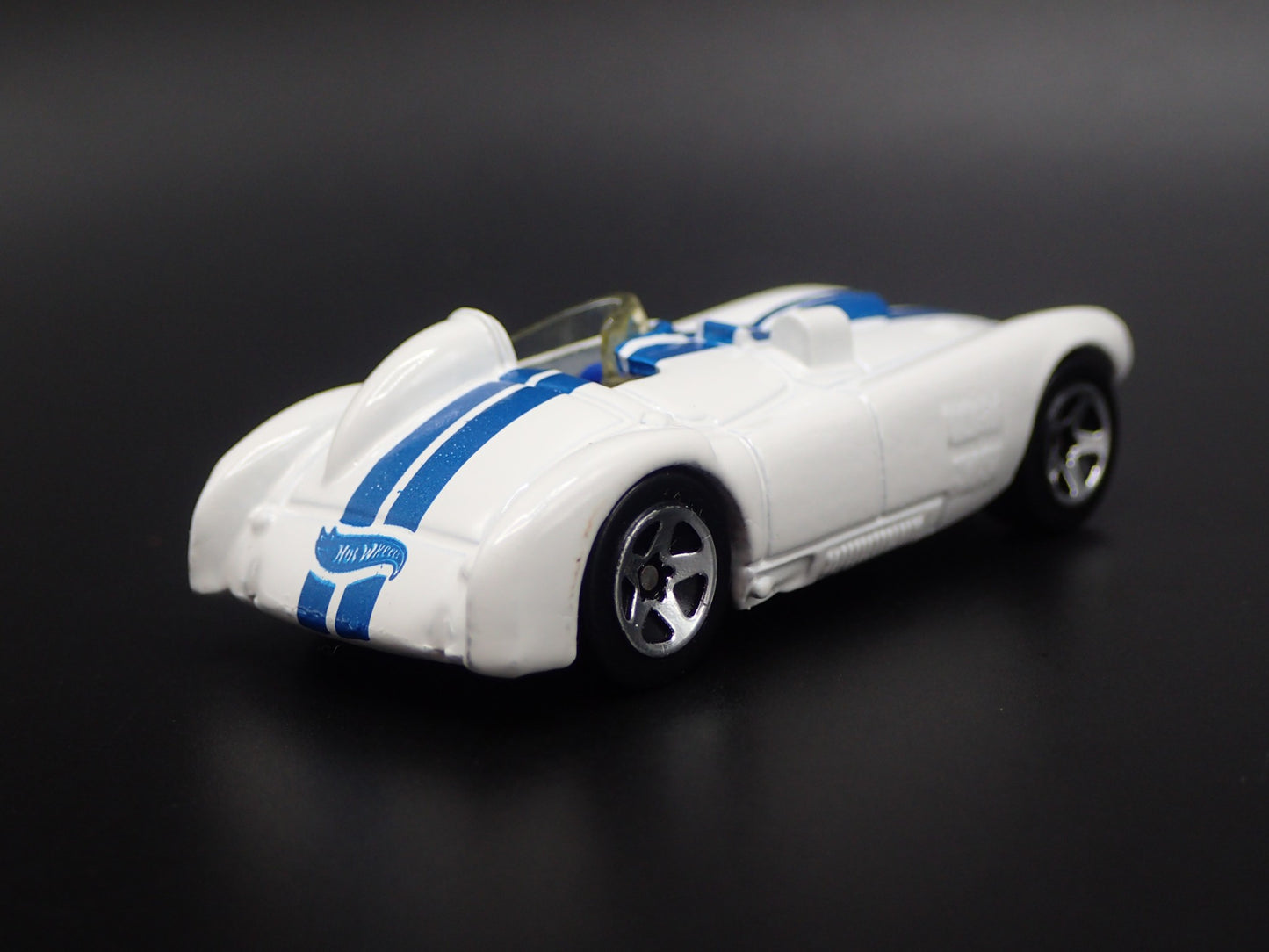 1952-1956 CUNNINGHAM C4R RACE CAR WHITE 1:64 SCALE DIORAMA DIECAST MODEL CAR