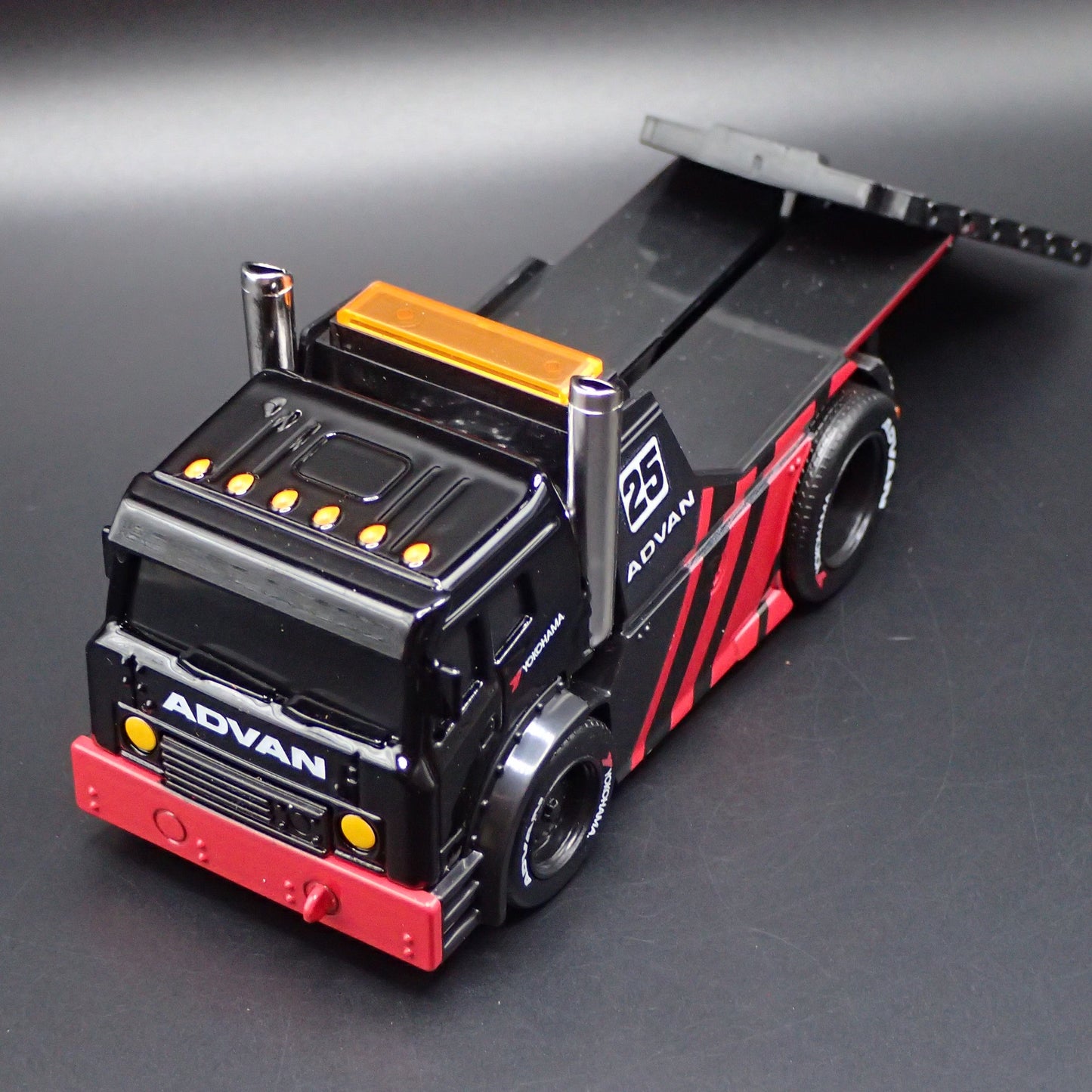MODERN FLATBED TRUCK TOW ADVAN YOKOHAMA 1:64 SCALE DIORAMA DIECAST MODEL CAR