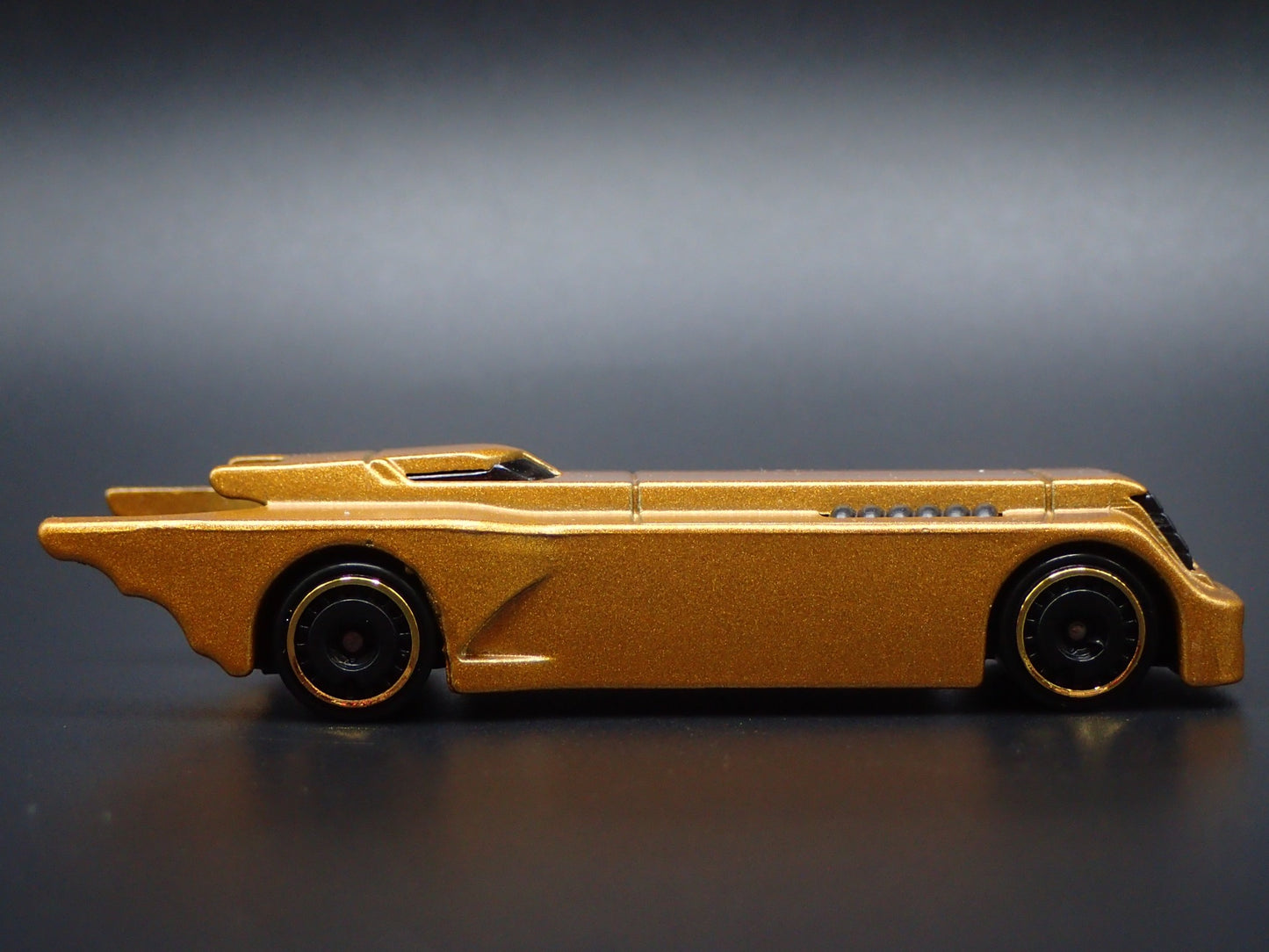 BATMAN THE ANIMATED SERIES BATMOBILE GOLD 1:64 SCALE DIORAMA DIECAST MODEL CAR