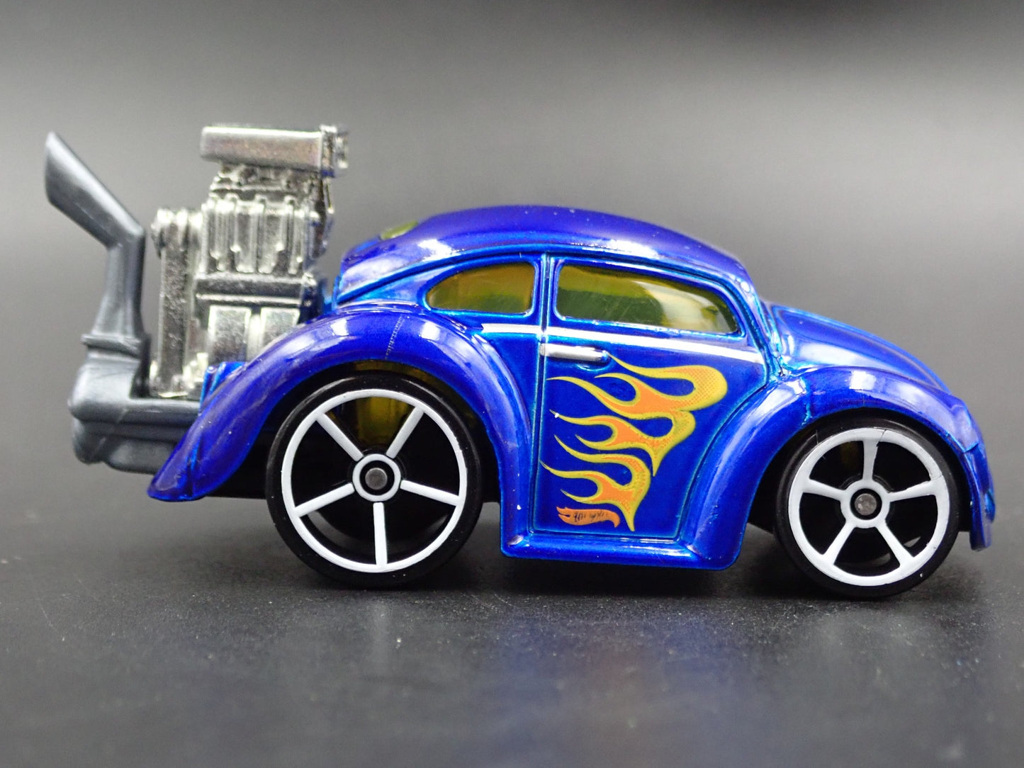 1960-1967 VW VOLKSWAGEN CLASSIC BEETLE BUG 1:64 SCALE DIORAMA DIECAST MODEL CAR