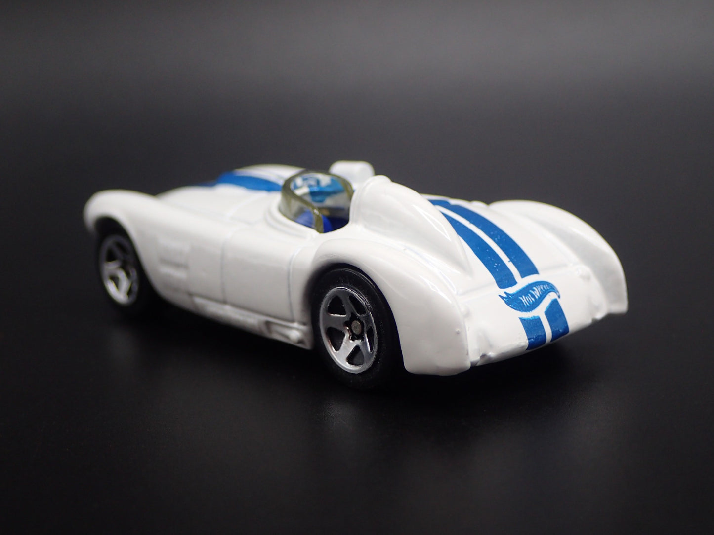 1952-1956 CUNNINGHAM C4R RACE CAR WHITE 1:64 SCALE DIORAMA DIECAST MODEL CAR