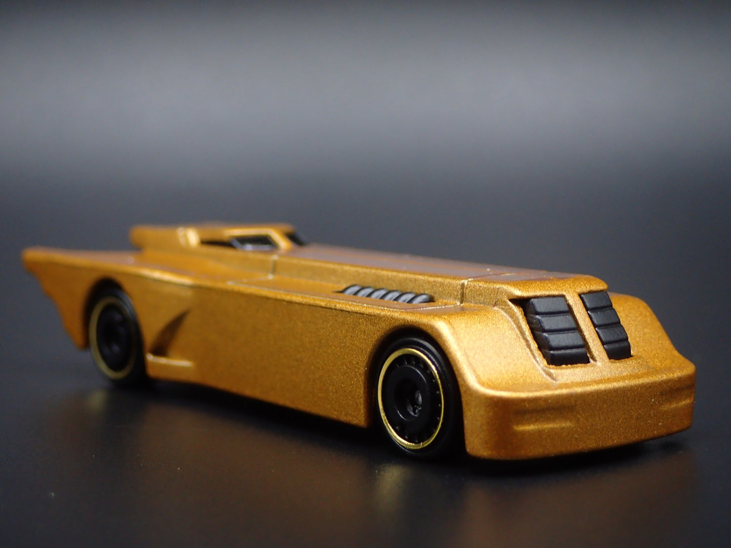 BATMAN THE ANIMATED SERIES BATMOBILE GOLD 1:64 SCALE DIORAMA DIECAST MODEL CAR