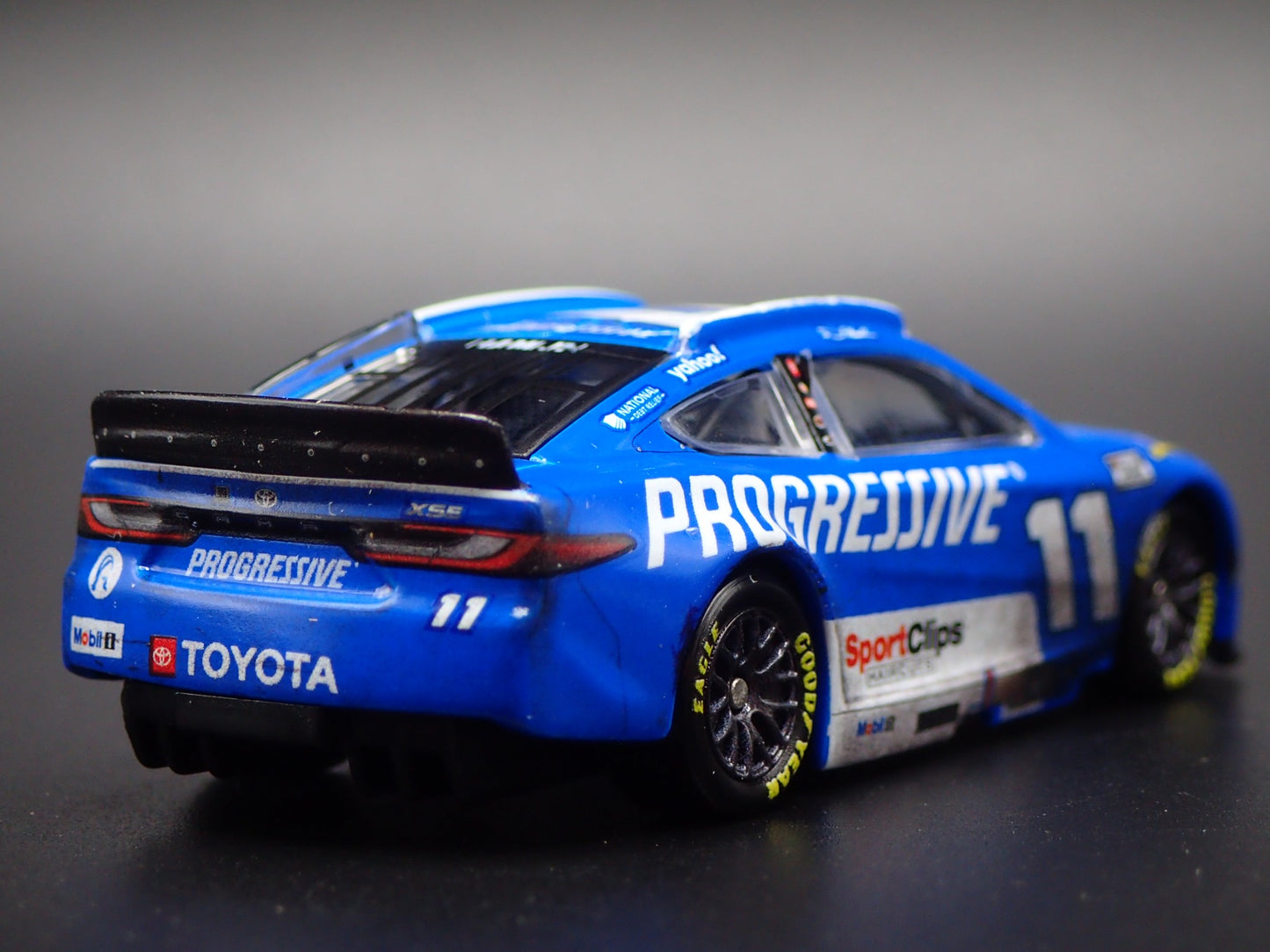 2025 25 TOYOTA CAMRY 11 DENNY HAMLIN PROGRESSIVE NASCAR 1:64 DIECAST MODEL CAR