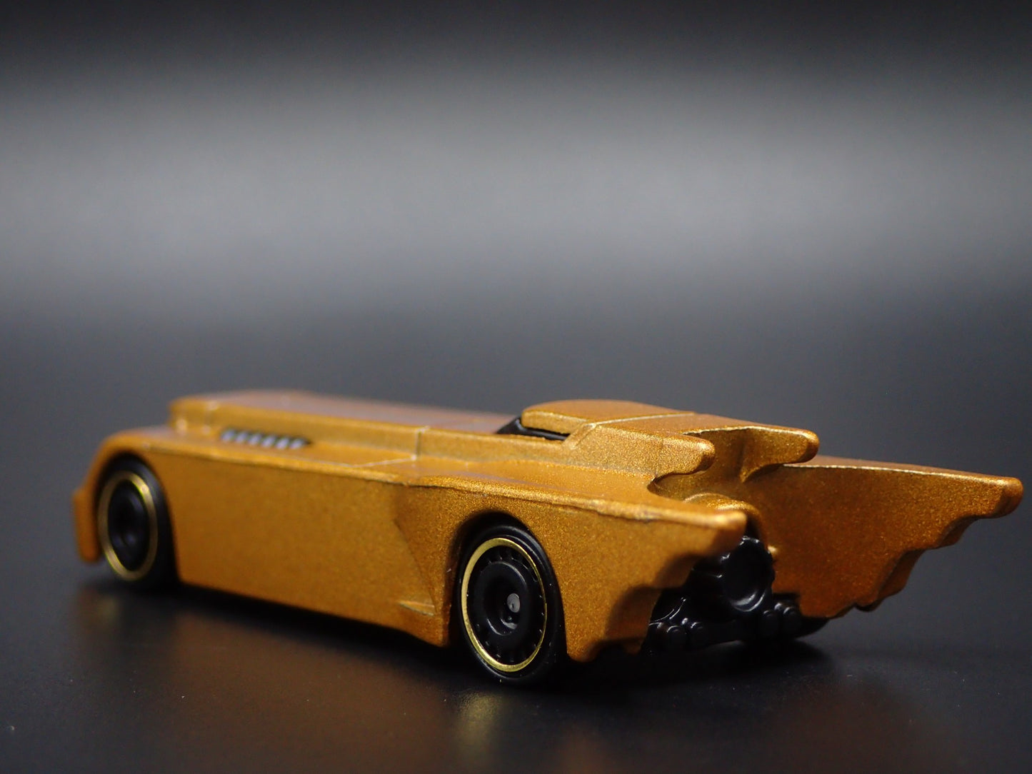 BATMAN THE ANIMATED SERIES BATMOBILE GOLD 1:64 SCALE DIORAMA DIECAST MODEL CAR