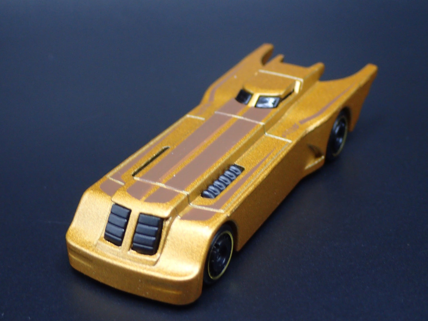 BATMAN THE ANIMATED SERIES BATMOBILE GOLD 1:64 SCALE DIORAMA DIECAST MODEL CAR