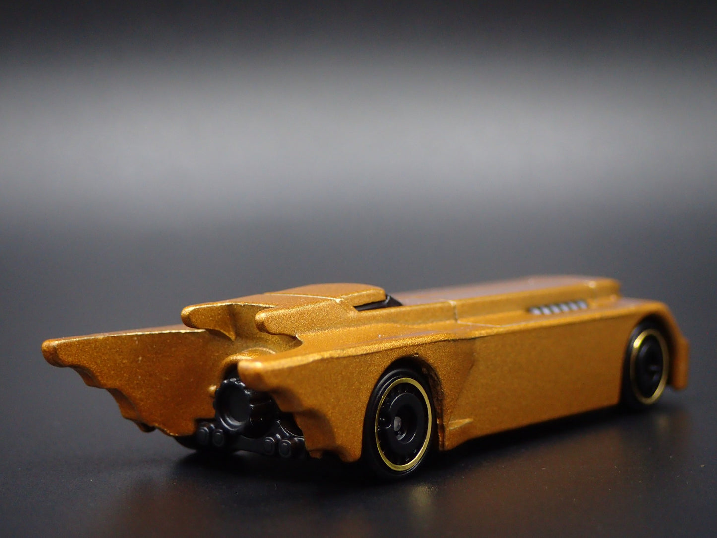 BATMAN THE ANIMATED SERIES BATMOBILE GOLD 1:64 SCALE DIORAMA DIECAST MODEL CAR
