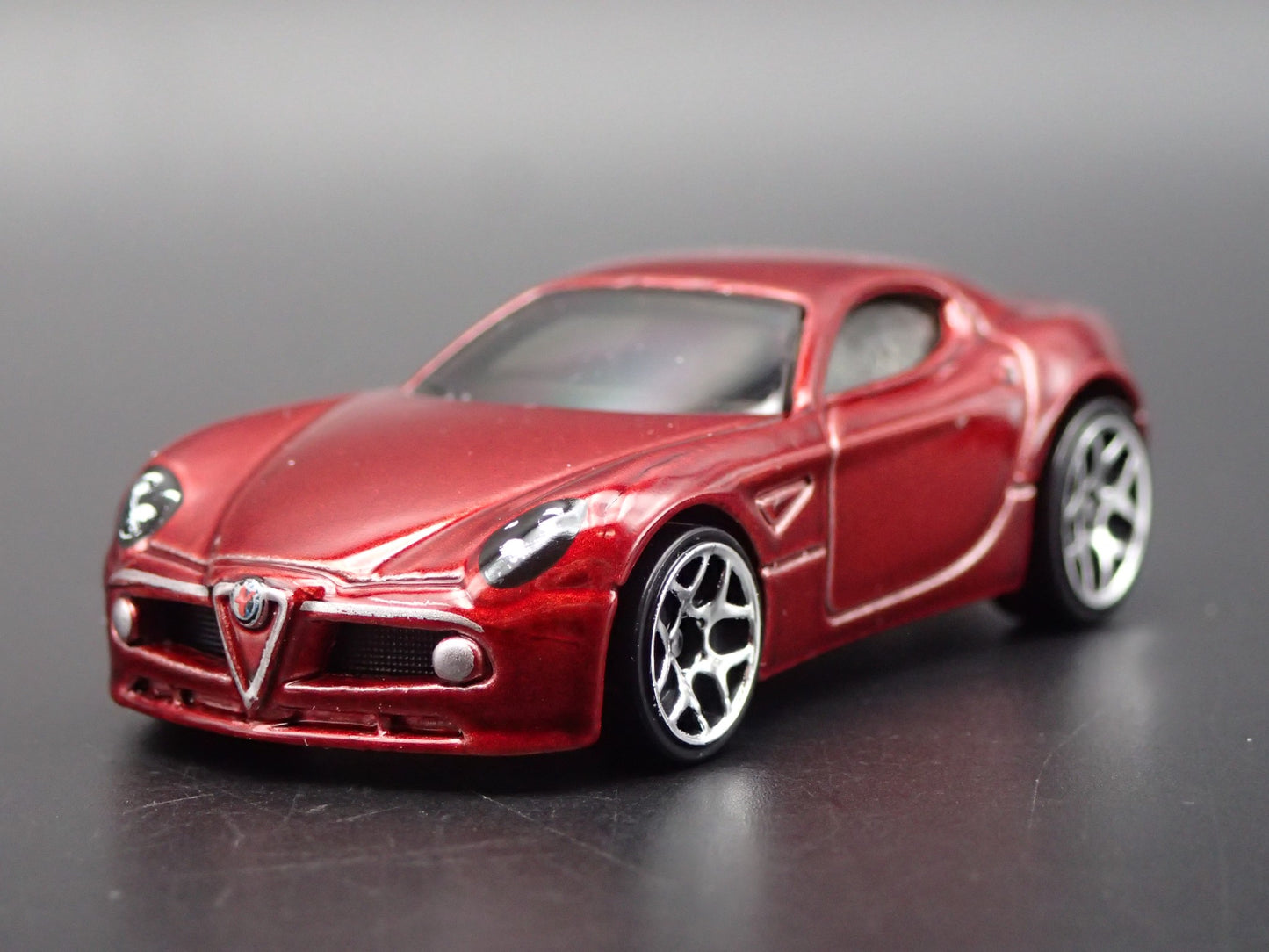 2007-2010 ALFA ROMEO 8C COMPETIZIONE RED 1:64 SCALE DIORAMA DIECAST MODEL CAR