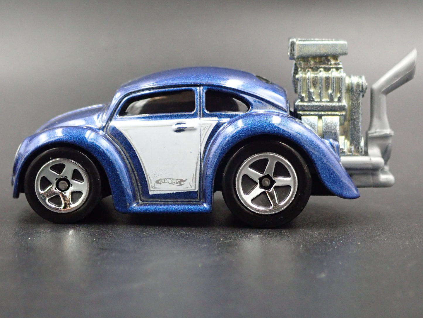 1960-1967 VW VOLKSWAGEN CLASSIC BEETLE BUG 1:64 SCALE DIORAMA DIECAST MODEL CAR