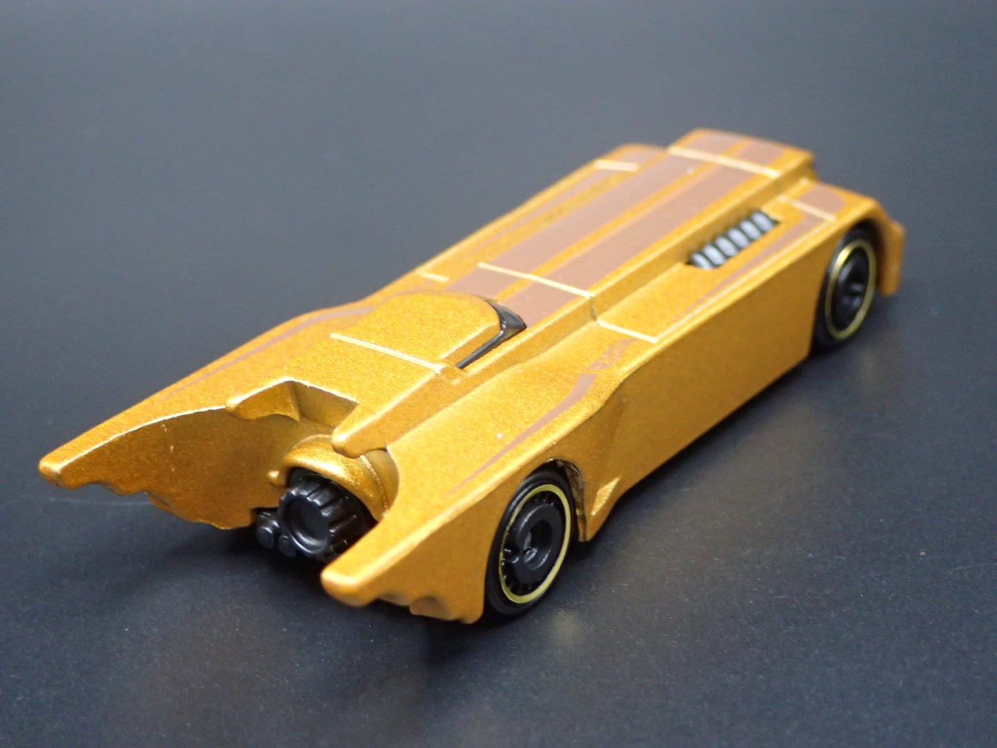 BATMAN THE ANIMATED SERIES BATMOBILE GOLD 1:64 SCALE DIORAMA DIECAST MODEL CAR