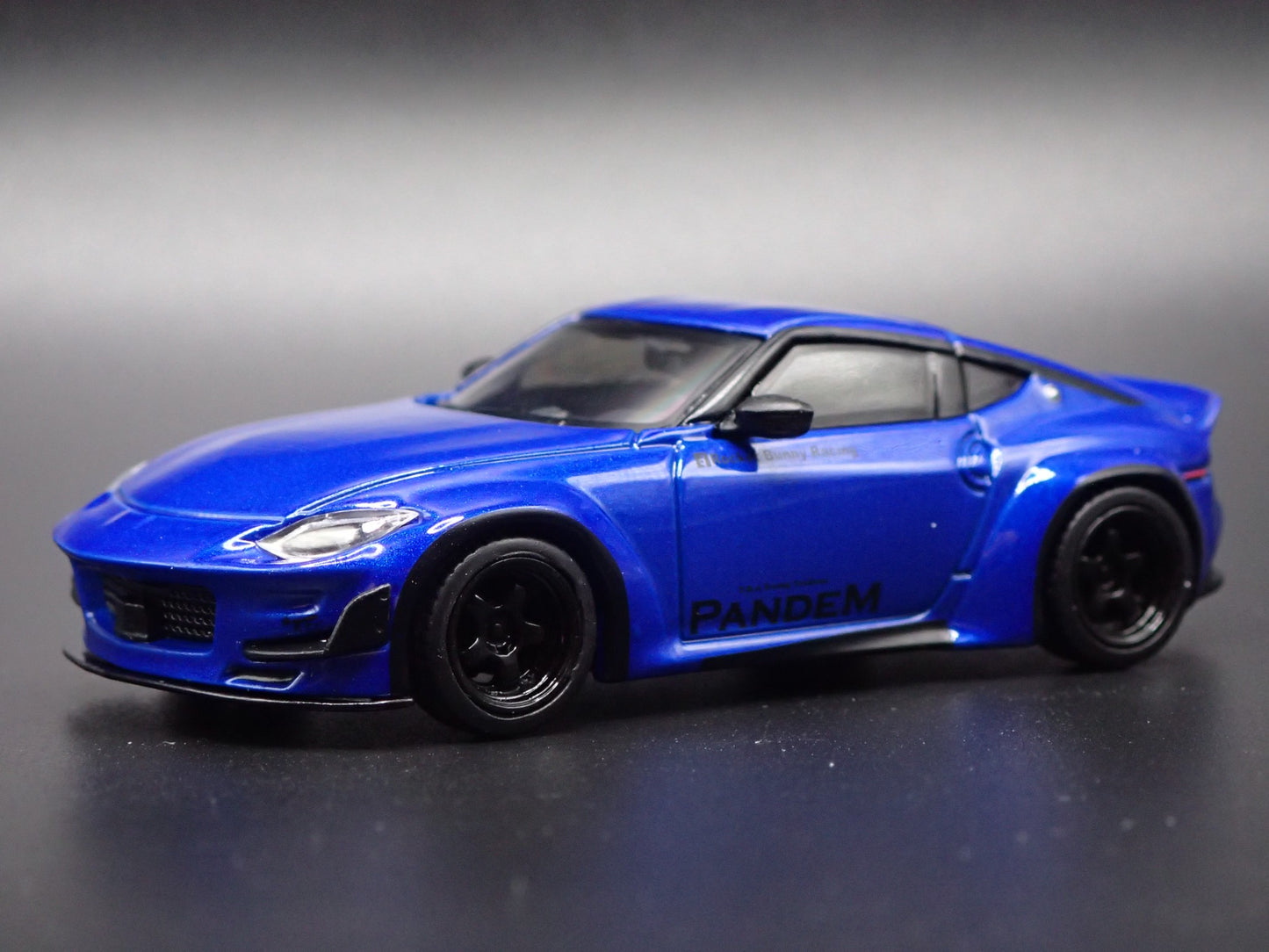 2023-2025 NISSAN Z PANDEM BLUE 1:64 SCALE COLLECTIBLE DIORAMA DIECAST MODEL CAR