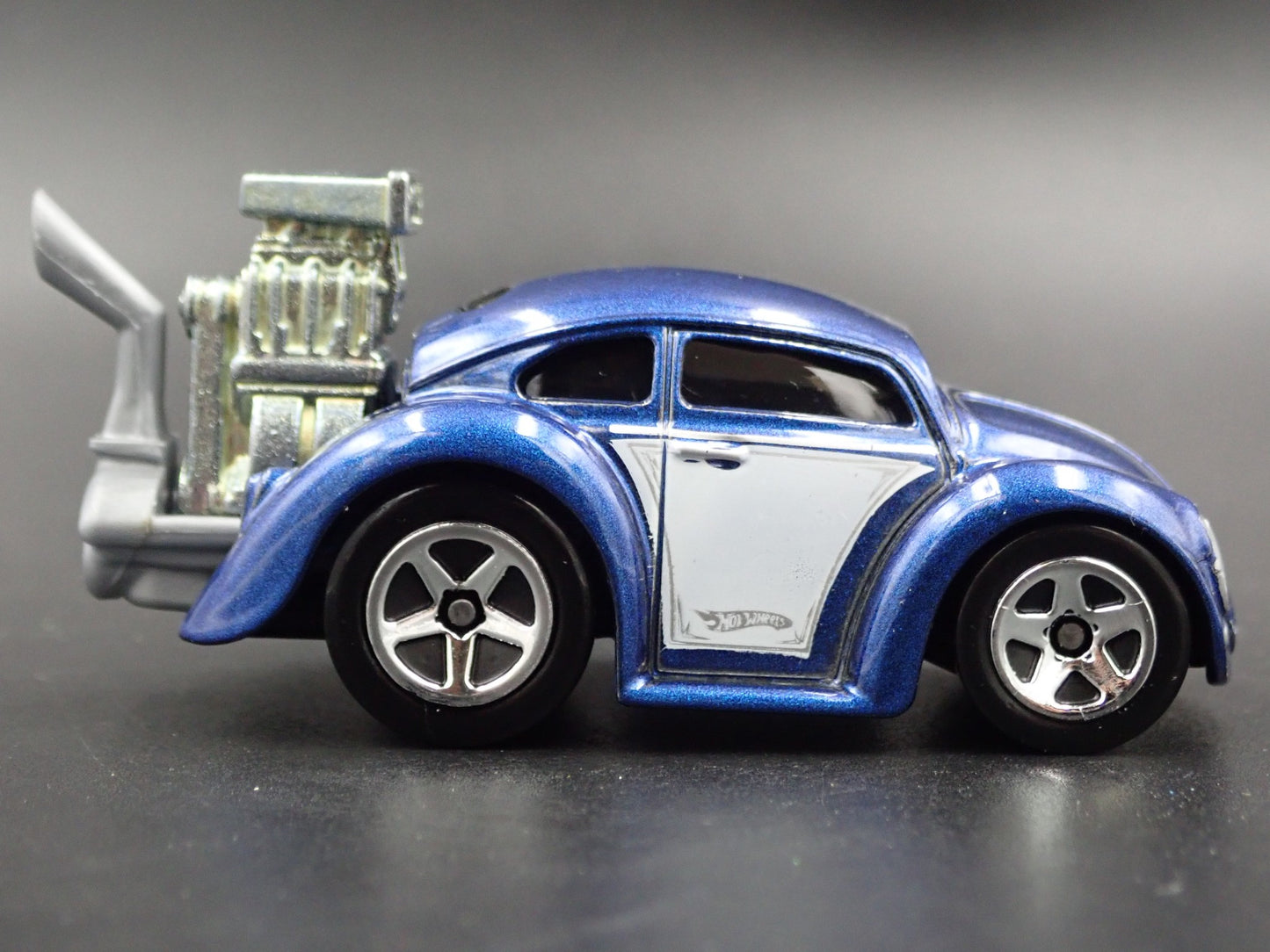 1960-1967 VW VOLKSWAGEN CLASSIC BEETLE BUG 1:64 SCALE DIORAMA DIECAST MODEL CAR