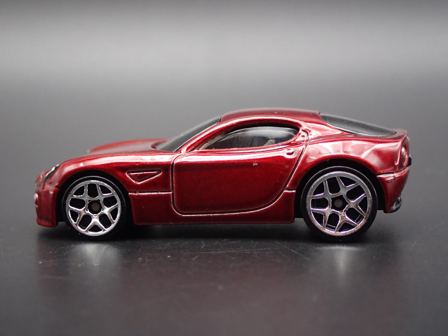 2007-2010 ALFA ROMEO 8C COMPETIZIONE RED 1:64 SCALE DIORAMA DIECAST MODEL CAR