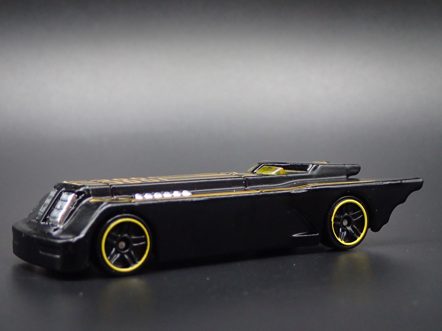 BATMAN THE ANIMATED SERIES BATMOBILE BLACK 1:64 SCALE DIORAMA DIECAST MODEL CAR