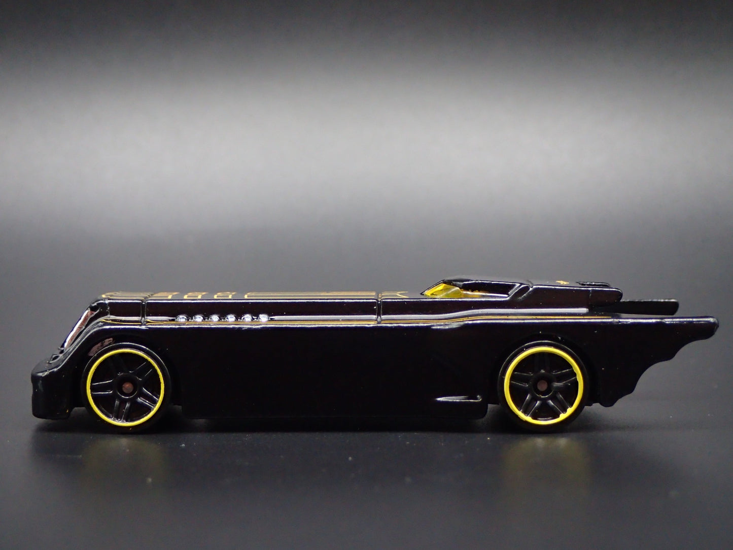 BATMAN THE ANIMATED SERIES BATMOBILE BLACK 1:64 SCALE DIORAMA DIECAST MODEL CAR