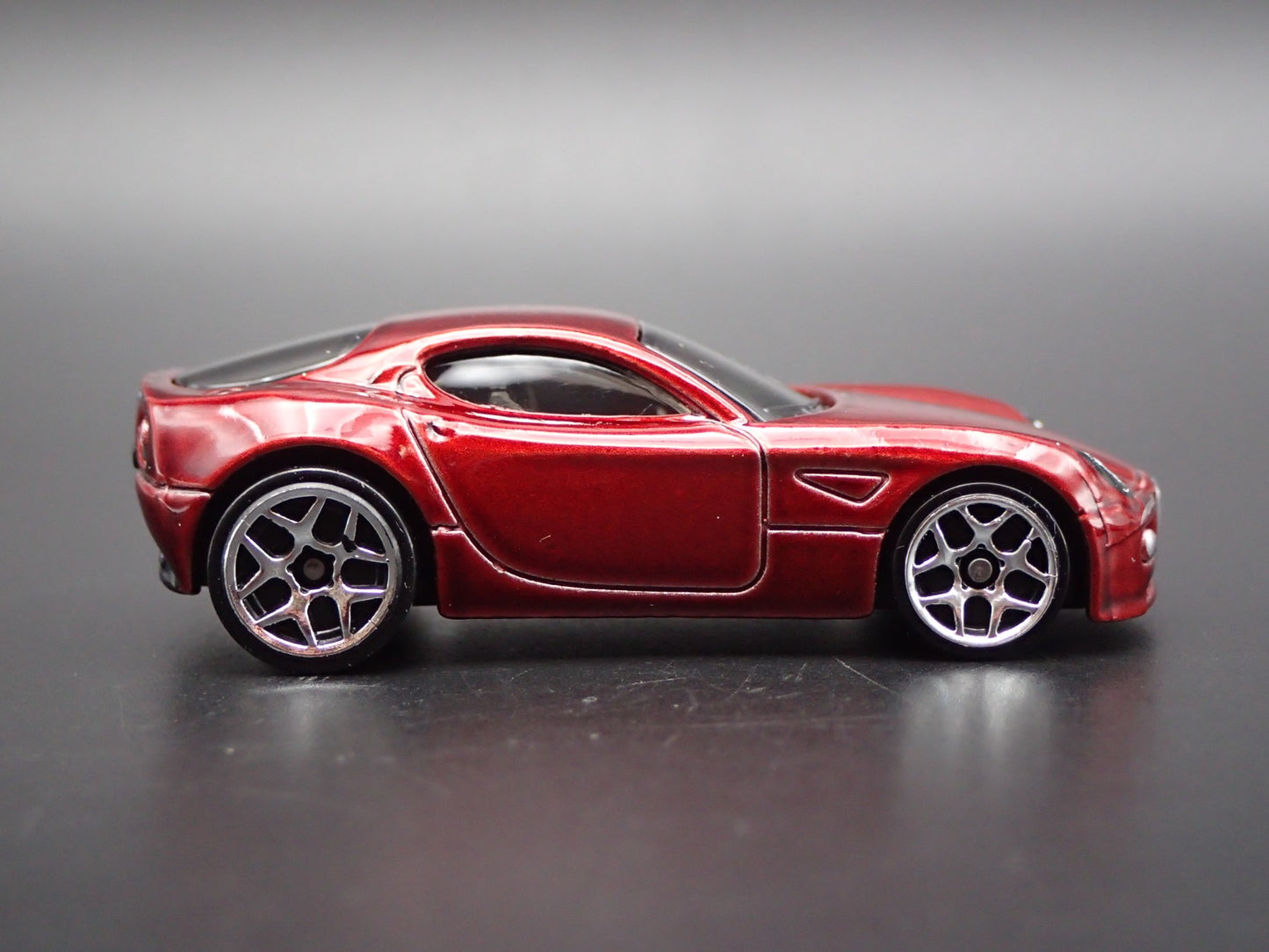 2007-2010 ALFA ROMEO 8C COMPETIZIONE RED 1:64 SCALE DIORAMA DIECAST MODEL CAR