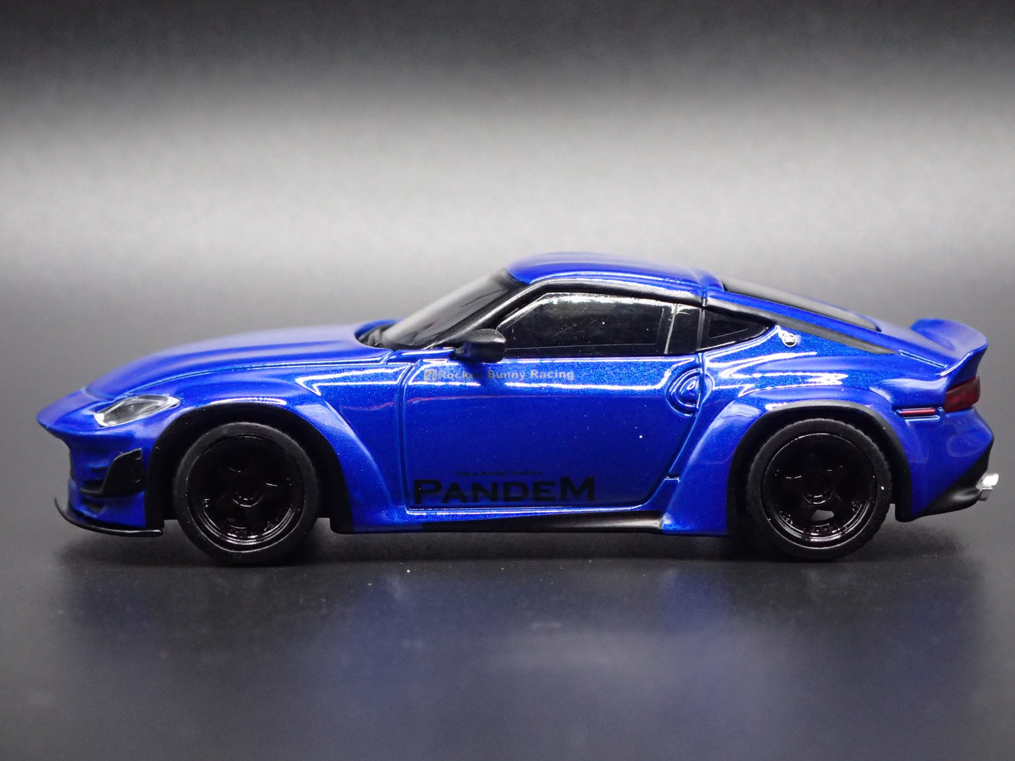 2023-2025 NISSAN Z PANDEM BLUE 1:64 SCALE COLLECTIBLE DIORAMA DIECAST MODEL CAR