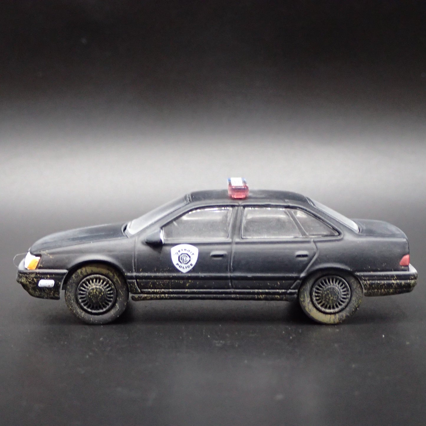 1986 86 FORD TAURUS LX DETROIT POLICE CAR 1:64 SCALE DIORAMA DIECAST MODEL CAR