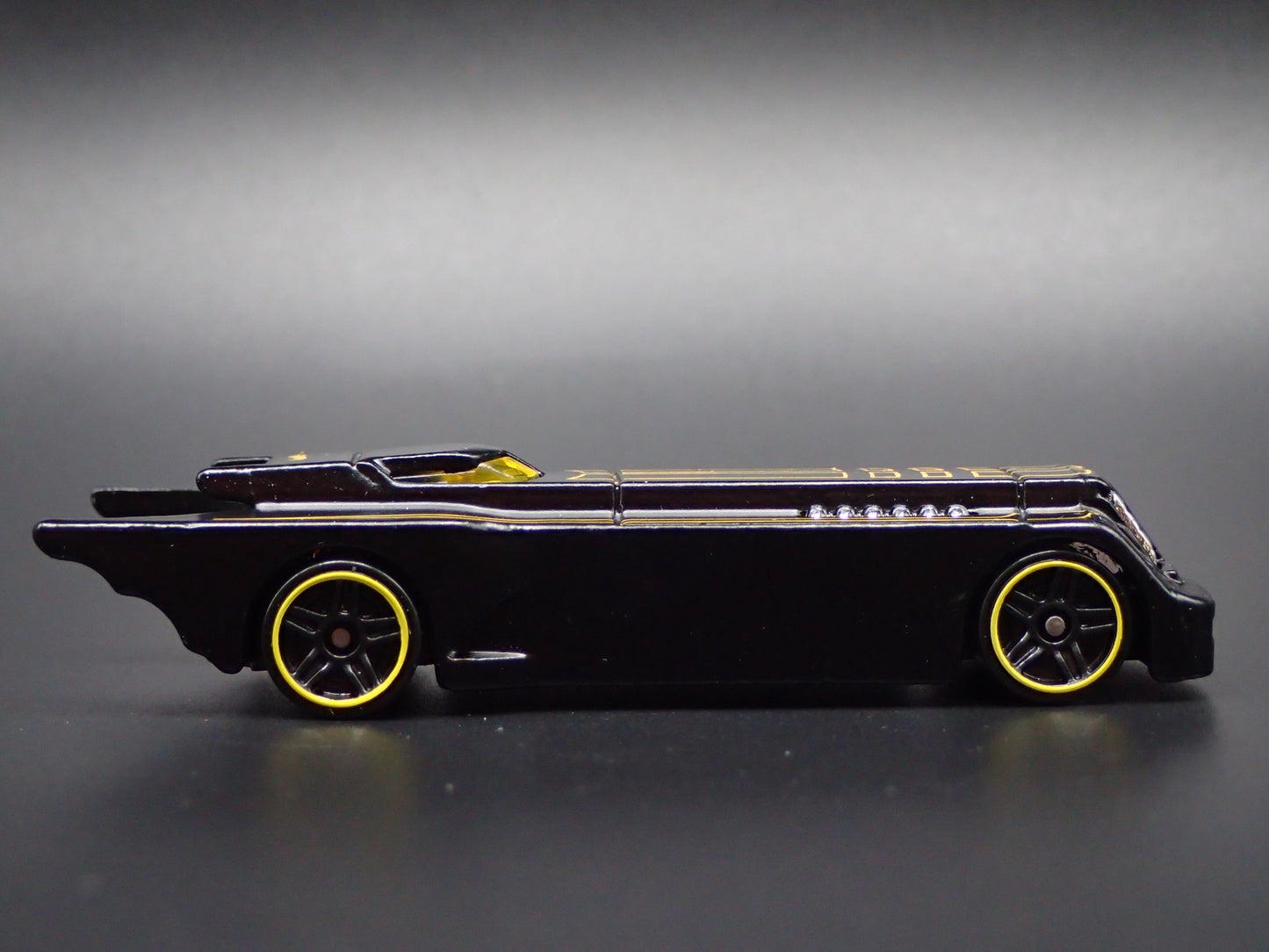 BATMAN THE ANIMATED SERIES BATMOBILE BLACK 1:64 SCALE DIORAMA DIECAST MODEL CAR