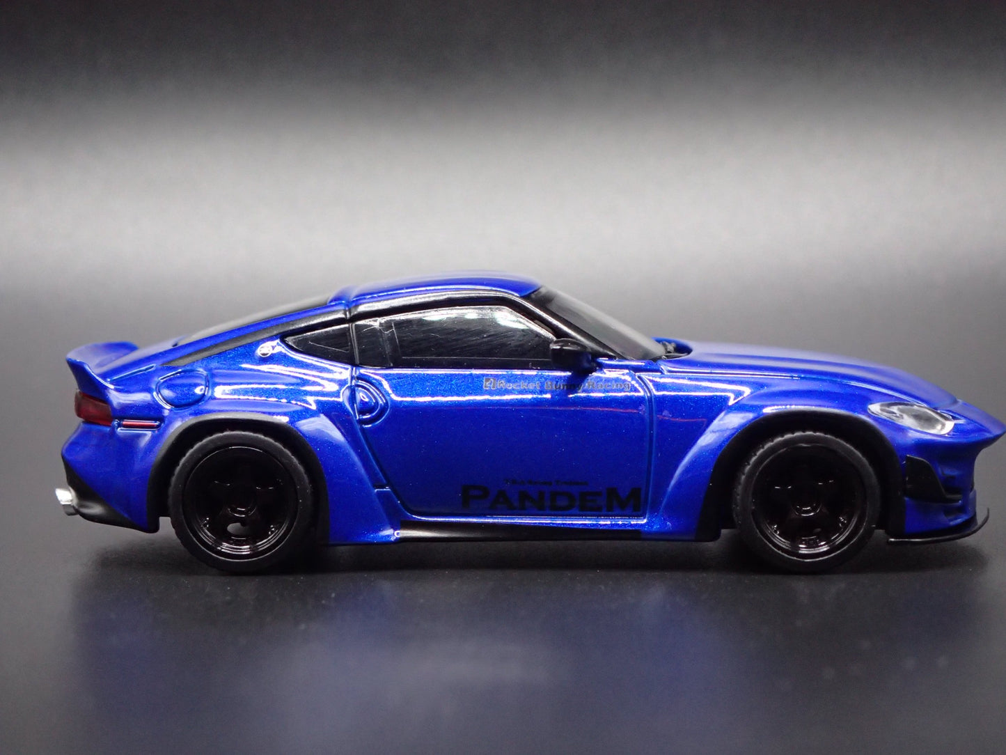 2023-2025 NISSAN Z PANDEM BLUE 1:64 SCALE COLLECTIBLE DIORAMA DIECAST MODEL CAR