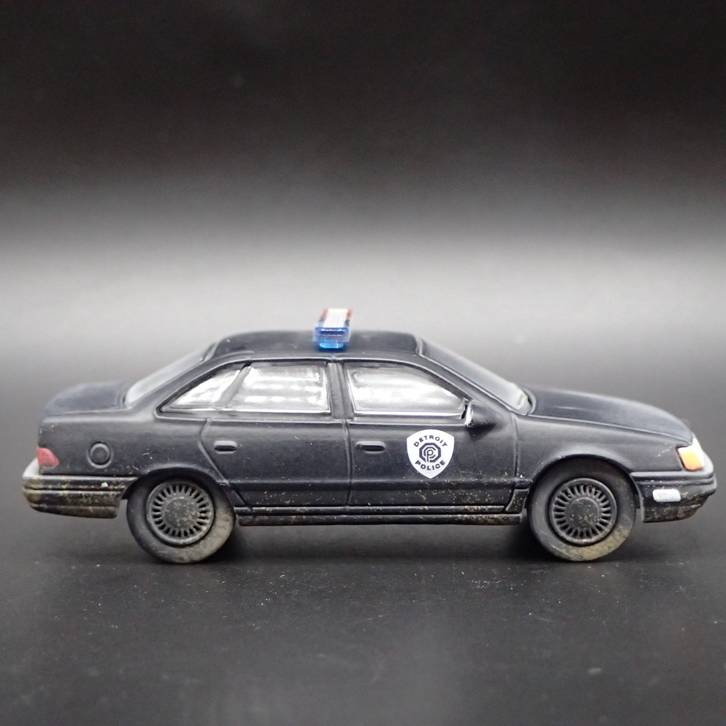 1986 86 FORD TAURUS LX DETROIT POLICE CAR 1:64 SCALE DIORAMA DIECAST MODEL CAR
