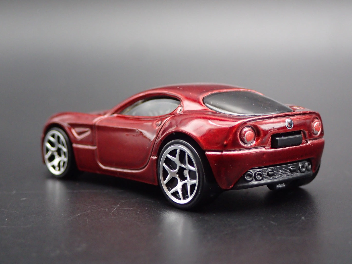 2007-2010 ALFA ROMEO 8C COMPETIZIONE RED 1:64 SCALE DIORAMA DIECAST MODEL CAR