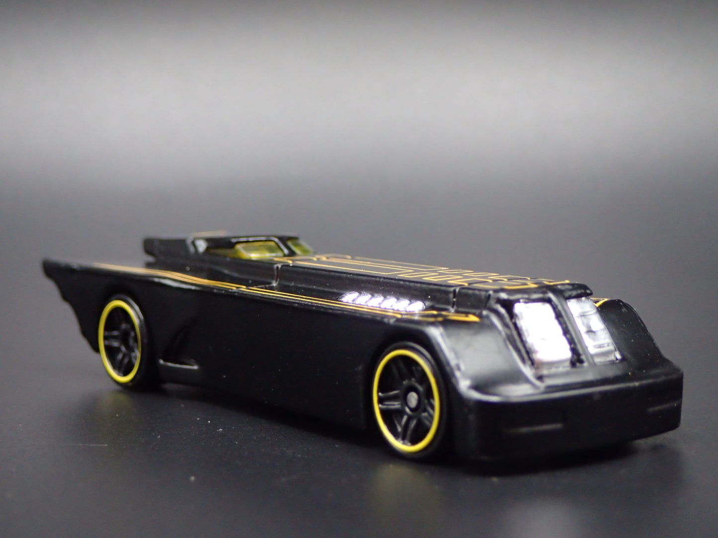 BATMAN THE ANIMATED SERIES BATMOBILE BLACK 1:64 SCALE DIORAMA DIECAST MODEL CAR